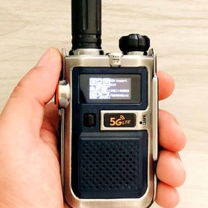 Bộ đàm 4G là thiết bị liên lạc sử dụng mạng 4G/5G, cho phép liên lạc không giới hạn khoảng cách, lên đến 5000 km.