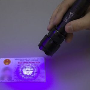 Thiết bị soi giấy tờ giả